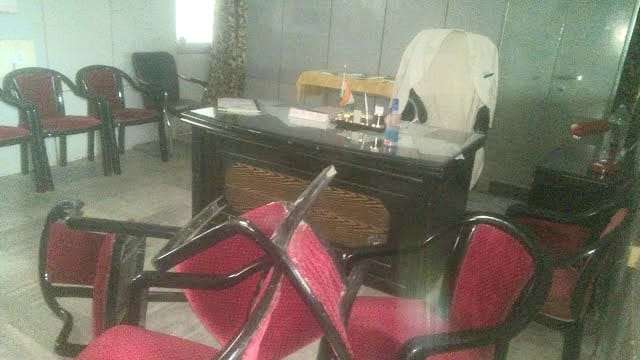 बलिया में ऑक्सीजन सिलेंडर नहीं मिलने पर नर्स से हाथापाई और वार्ड ब्याय को पीटा, कड़ी कार्रवाई करने का निर्देश