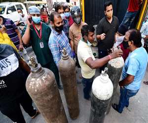 देर से ही सही आक्सीजन की कमी से पैदा समस्या का समाधान ढूंढने के प्रयास तेज कर दिए गए हैं।