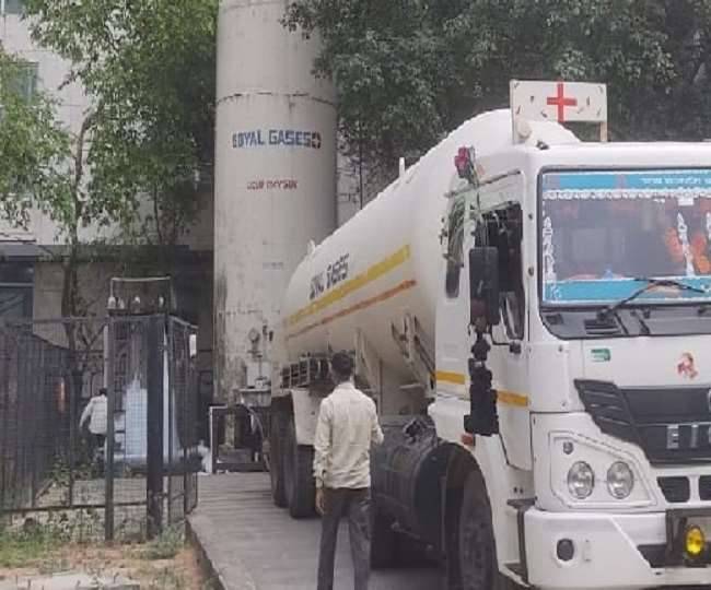 Oxygen Cylinder Shortage In UP: सैफई यूएमएस में आया 12.30 एमटी ऑक्सीजन से भरा टैंकर, मिली बड़ी राहत