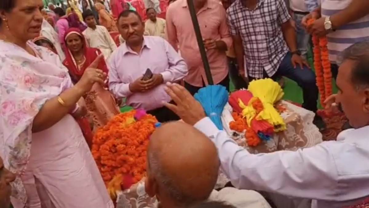 सुक्खू की सभा में हंगामा, महिला बोली- वीरभद्र समर्थक होने पर हो रही अनदेखी