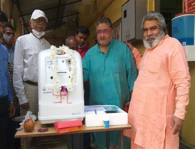 वाराणसी में अन्नपूर्णा मंदिर द्वारा संचालित फ्री अस्पताल में दिया ऑक्सीजन कंसन्ट्रेटर