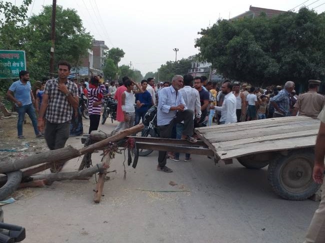ट्रक खोखा में घुसा महिला की मौत, पुलिस से अभद्रता, वाहन तोड़ा