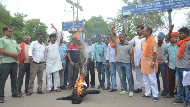 उदयपुर की घटना का पुतला फूंककर जताया विरोध