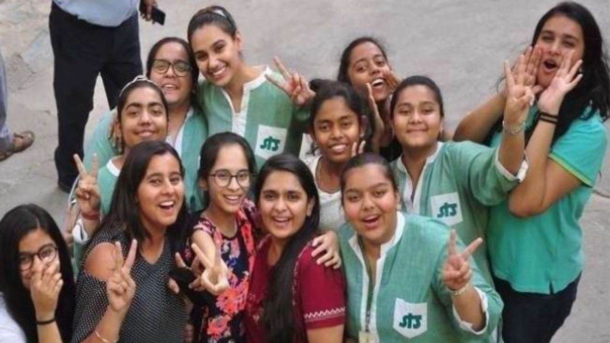 Himachal Board class 10 toppers list 2022: हिमाचल प्रदेश दसवीं में प्रियंका और देवांगी शर्मा बनीं टॉपर, टॉप 10 में 67 लड़कियां शामिल