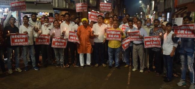 मेडिकल कालेज के नामकरण के विरोध में निकाला कैंडल मार्च