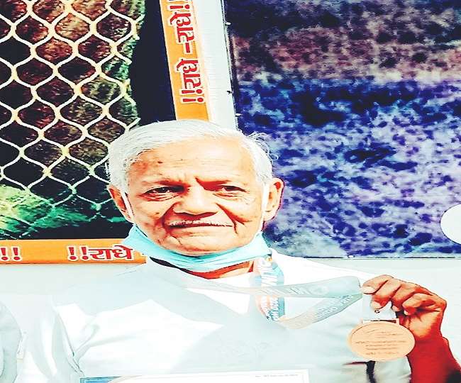 रिटायर तो आदमी को उस दिन होना चाहिए... जब ऊपर वाले का बुलावा आ जाए, ये लाइन रामगोपाल में फिट बैठती