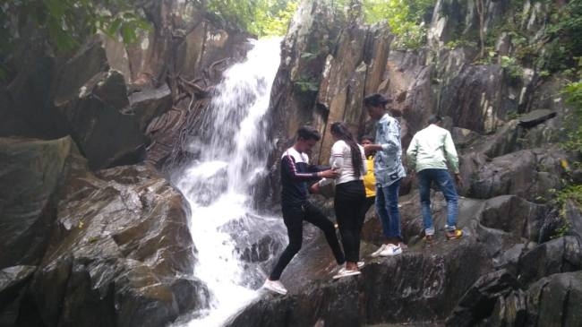 प्रकृति का नायाब तोहफा है चाकुलिया का घाघ झरना