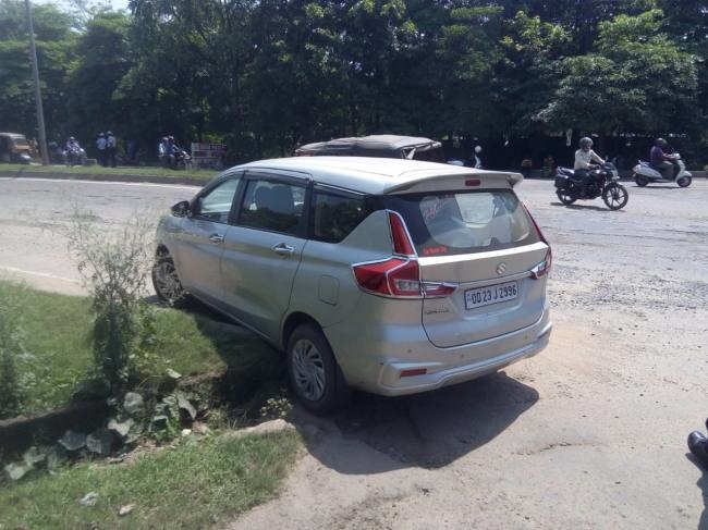 इनोवा कार डिवाइडर से टकरा कर फंसी