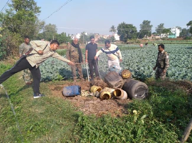 पिठोरिया में पुलिस ने नष्ट किया चार क्विंटल जावा महुआ