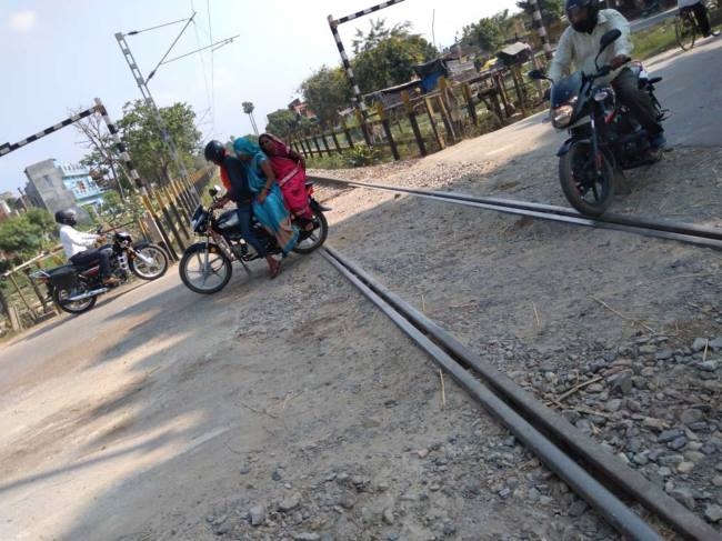 यहां तो मुश्किल है रेलवे लाइन पार करना