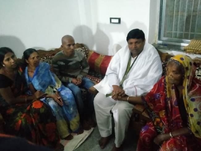 शहीद के स्वजनों के साथ है झारखंड सरकार