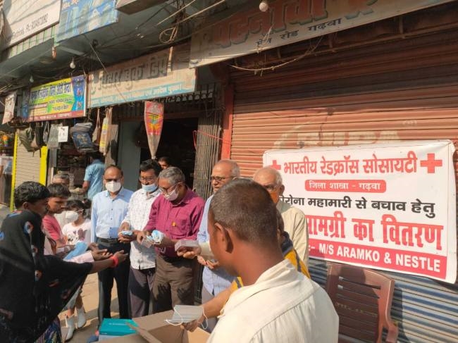 रेडक्रास सोसाइटी ने वितरित किए मजदूरों के बीच मास्क