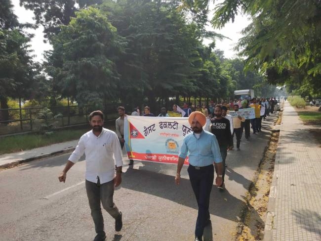 गेस्ट फैकल्टी अध्यापकों ने पीयू में निकाला मार्च