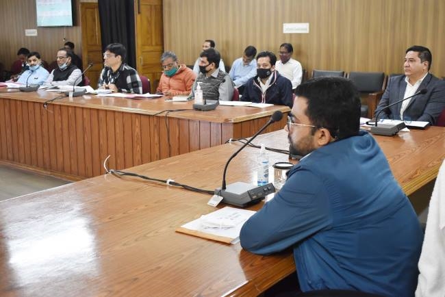 विकास योजनाओं को तेजी से पूरा करने के निर्देश