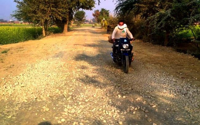 पूर्व मंत्री के गांव जाने वाला मार्ग बदहाल
