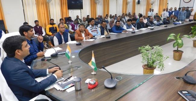 किसानों को परेशान करने पर केंद्र प्रभारियों के विरुद्ध होगी कार्रवाई: डीएम