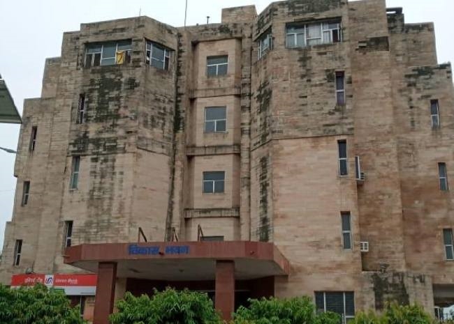 22 अधिकारियों को कारण बताओ नोटिस