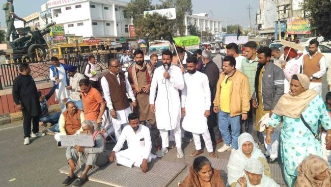 ब्राह्मणसभा माइसरखाना सब कमेटी ने प्रशासन के खिलाफ लगाया धरना