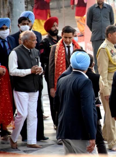 पूर्व उपराज्यपाल इकबाल सिंह के घर पहुंचे बनवारी लाल पुरोहित