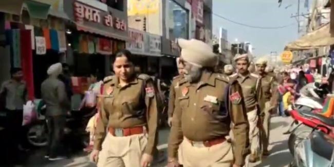 सुरक्षा तथा अवैध कब्जे को लेकर पुलिस ने निकाला फ्लैग मार्च