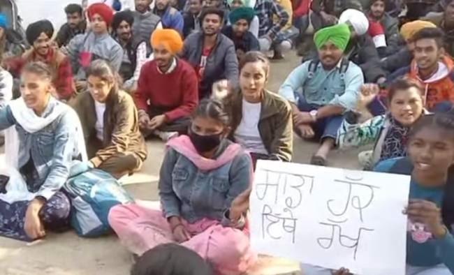 भर्ती में पक्षपात का आरोप लगाते हुए युवाओं ने किया प्रदर्शन