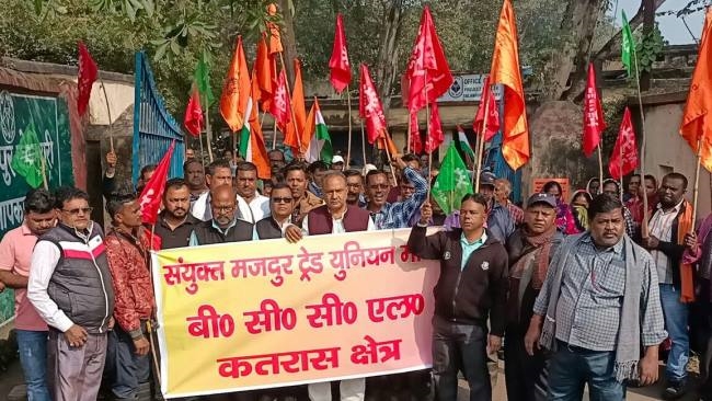 बंद खदानों को चालू कराने को ले संयुक्त मोर्चा समर्थकों ने किया प्रदर्शन, आंदोलन की घोषणा