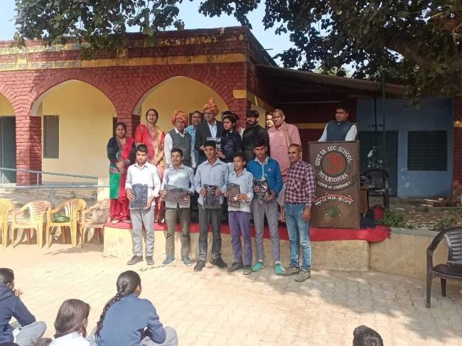 विद्यालय में 65 छात्रों को वितरित किए ऊनी वस्त्र