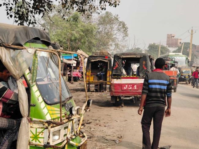इंदिरा चौक से रेलवे गुमटी तक फुटपाथ पर अतिक्रमण, आमजन परेशान