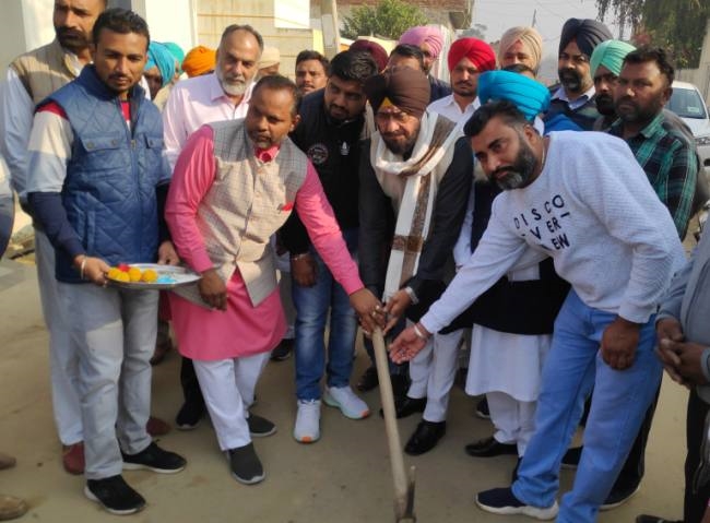 वार्ड दो में इंटरलाकिग लाइटें लगाने का काम आरंभ