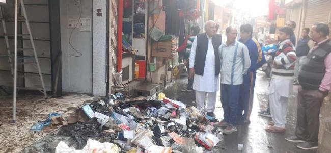 रतनगढ़ में घर के बाहर खड़ी कार को लगाई आग, फायरिग भी की