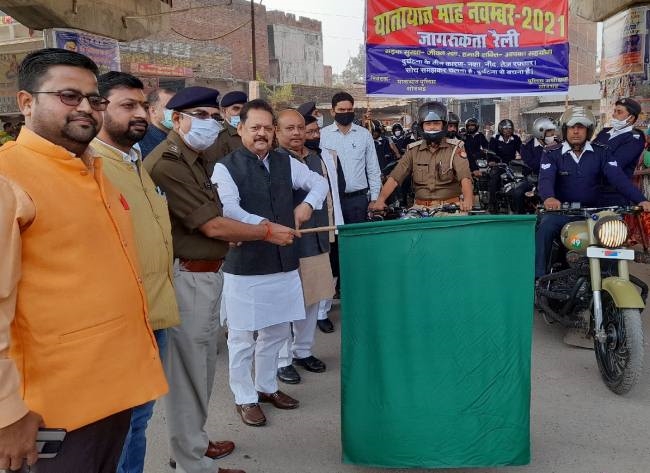 वाहन चलाते समय हेलमेट व सीट बेल्ट का करें प्रयोग