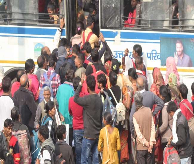 UP TET : परीक्षा रद होने के बाद अभ्यर्थी परेशान, अलीगढ़ में बसों में मारामारी