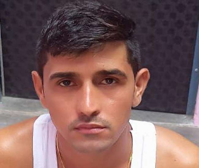 इगलास में अनियंत्रित कार ने बारात को रौंदा, दूल्हे के भाई व घोड़ी की मौत