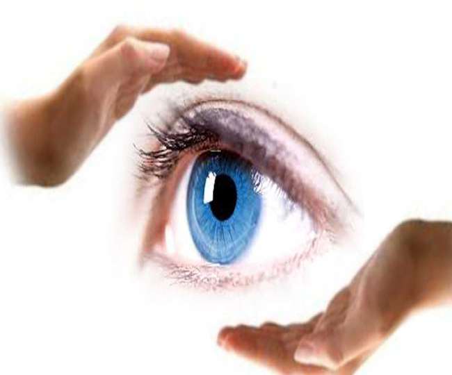 Health News: उम्र हो चुकी है 40 के पार तो आंखों के प्रति हो जाइए होशियार