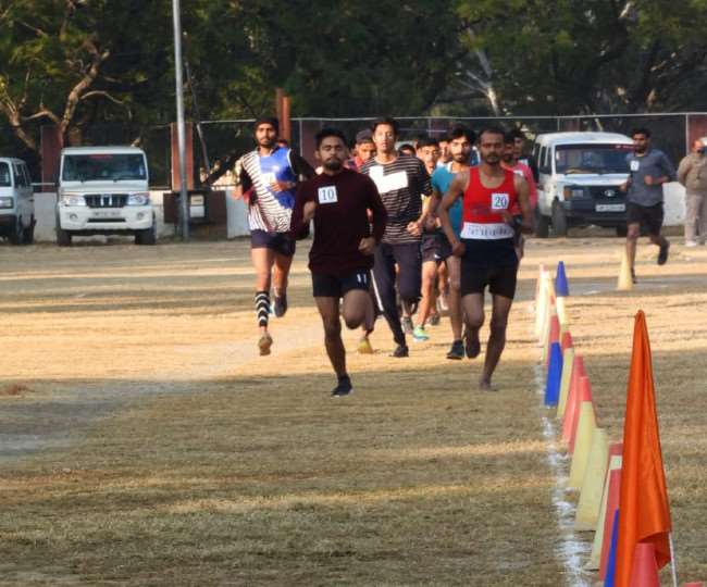 HP Police Bharti 2021: धर्मशाला में कड़ाके की ठंड में भी युवाओं का जोश हाई, तड़के पहुंच रहे मैदान में