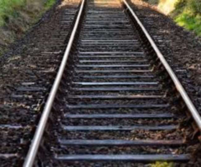 गम्भीर हालत में आगरा ग्वालियर ट्रैक पर मिले युवक युवती की मौत, प्रेम प्रसंग का हो सकता है मामला