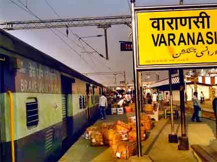 Top 5 Varanasi News Of The Day : मेनहोल में गिरा मजदूर, बस परिचालक को जलाया, विश्वनाथ मंदिर का पट बंद