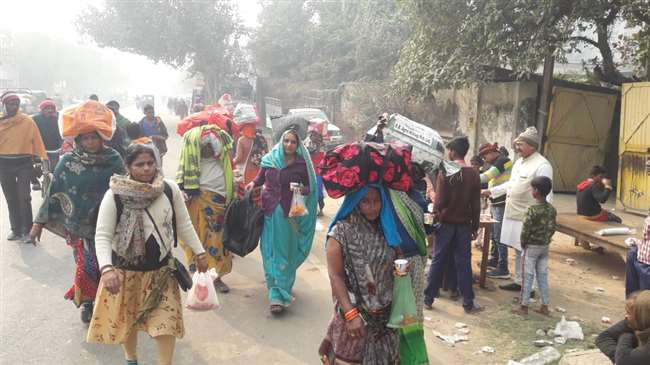 वाराणसी में देवी गीत गाते हुए महिलाओं ने की अंतरगृही यात्रा, टोली बनाकर भक्तों ने किया दर्शन-पूजन