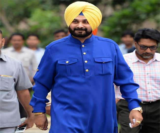 नवजोत सिद्धू पंजाब में नए विवाद में फंसे, धार्मिक निशान वाला शाल ओढ़कर किसानों के बीच पहुंचे