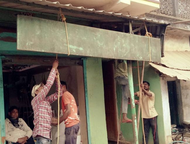 नया बाजार में खुद ही अतिक्रमण हटाने लगे लोग