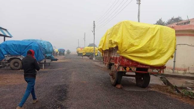 धान खरीद पर लगा ब्रेक,
केंद्रों में डेरा डाले किसान