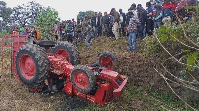 ट्रैक्टर से दबकर चालक व मजदूर मौत