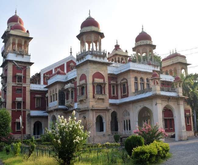इलाहाबाद विश्वविद्यालय में 26 महीने पूर्व विवादित इंटरव्यू मामले के नोटिस प्रकरण में राजनीति