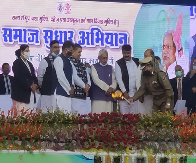 सीएम नीतीश कुमार ने जीविका दीदियों की सुनीं समस्याएं, इंडो-नेपाल बार्डर पर सख्ती के निर्देश