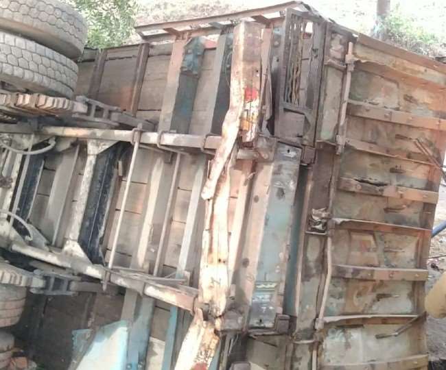 तस्करों से लूट: जमुई में शराब लदा ट्रक 20 फीट गड्ढे में पलटा, पुलिस के पहुंचने तक लोग लूटते रहे शराब