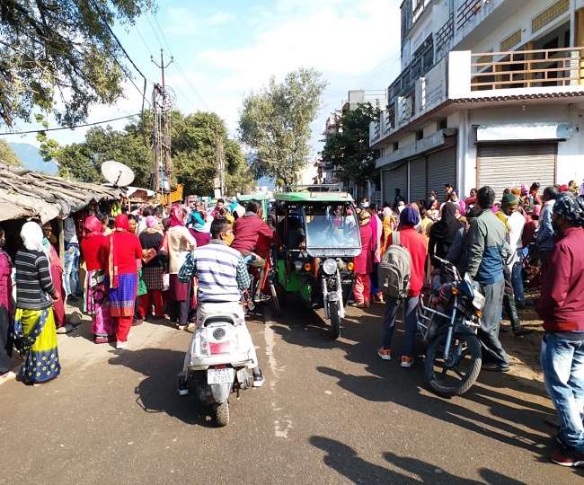 उत्तराखंड में यहां पर सिलाई मशीन बांटने के दौरान अफरातफरी, उग्र लाभार्थियों ने की तोड़फोड़