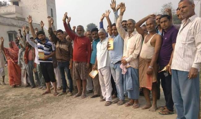 सड़क जाम कर किसानों ने किया प्रदर्शन