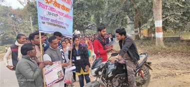 गुलाब का फूल देकर हेलमेट लगाने को किया जागरूक