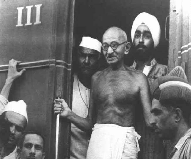 महात्मा गांधी ने दक्षिण अफ्रीका की घटना के बाद जानिए कब-कब की रेल यात्रा, दंगा शांत कराने कोलकाता भी गए थे