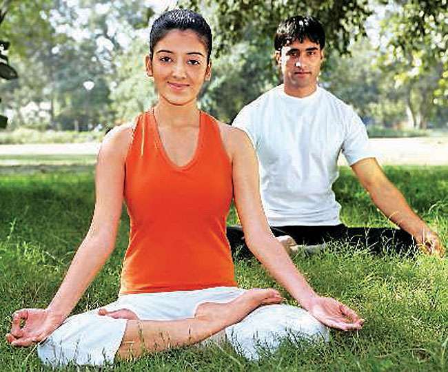 Health Benefits of Yoga: कोरोना संक्रमण से मुकाबले में शरीर की रोग प्रतिरोधक क्षमता बढ़ाने में मददगार आसन